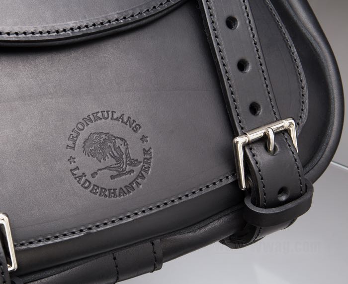 Satteltasche »Superbrollan« von Lejonkulan; passend für Sportster Modelle; Rindleder, schwarz; B x H x T: 34 x 36 x 16 cm; Volumen: 17.5 l; Schweden; Bruttogewicht: 3.3 kg