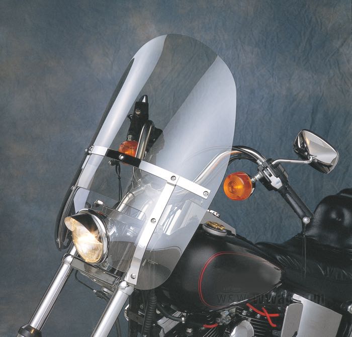 Parabrezza di National Cycle; atto per FL(H) 1960-1984, FLHS 1987-1993; Lexan, chiaro; misure in cm secondo disegno: 50 x 60 x 18 (A x B x C); rimpiazza OEM HD 57996-60A; con omologazione nazionale tedesco; U.S.A.; AVVERTENZA: Si monta senza kit di fissaggio per FLHS 1987-1993.; peso lordo: 3.3 kg
