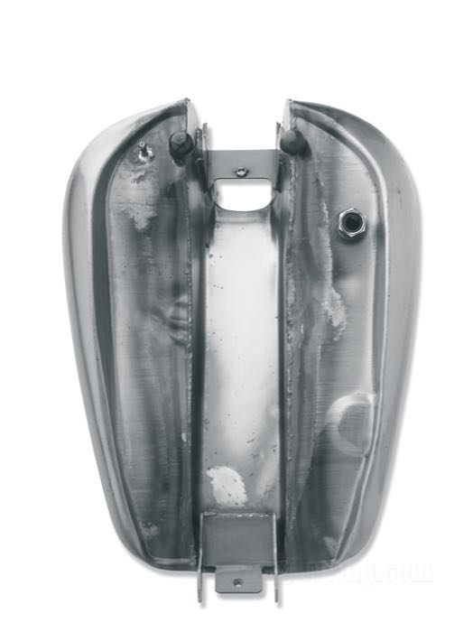Benzintank »Quickbob«; passend für Dyna Glide 1991-2006 mit Vergaser; Stahl; Volumen: 15 l; erforderliche(r) Tankdeckel: Schraubgewinde 1983→; erforderlicher Benzinhahn: M22 x 1; mit Montageteilen und verchromtem Abdeckblech; ersetzt OEM HD 61039-93A; Bruttogewicht: 8 kg
