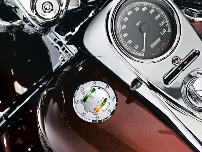Indicatore livello serbatoio »The Informer« di Kuryakyn; atto per tutti modelli 1996→ con indicatore di livello OEM di sinistra.; con voltmetro; cromato; peso lordo: 228 g