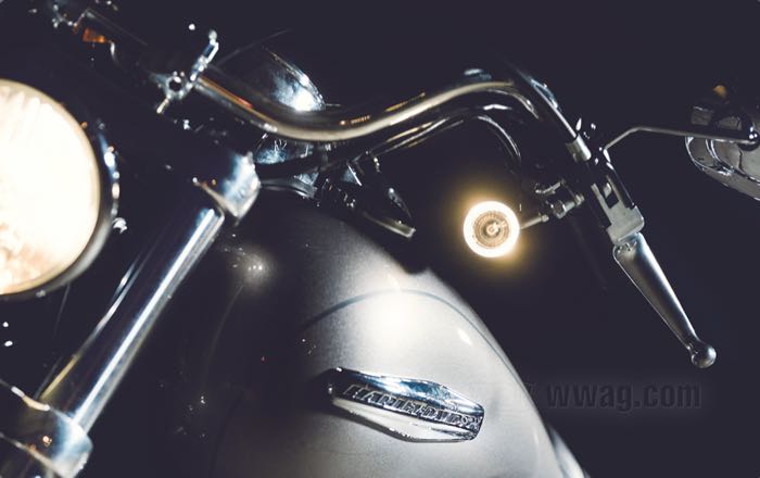 Turn signal »Bullet 1000 PL« by Kellermann; aluminum / acrylic glass, black, with white position light ring; depth: 50 mm; Ø 39 mm; bulb type: LED; thread: M8; 12 V; 1.5/1.5 W; position: front; E13 approved; Germany; gross weight: 178 g