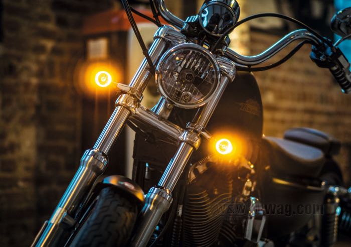 Turn signal »Bullet 1000 PL« by Kellermann; aluminum / acrylic glass, black, with white position light ring; depth: 50 mm; Ø 39 mm; bulb type: LED; thread: M8; 12 V; 1.5/1.5 W; position: front; E13 approved; Germany; gross weight: 178 g