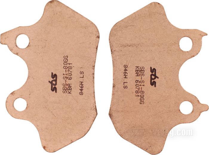 Plaquettes de frein de SBS; adaptable à Softail 2006-2007 modèles Standard et Night Train, 2006 Springer, 2007 modèles Fat Boy et Custom; acier / matériau de friction; position: arrière; remplace OEM HD 46721-06; poids brut: 348 g