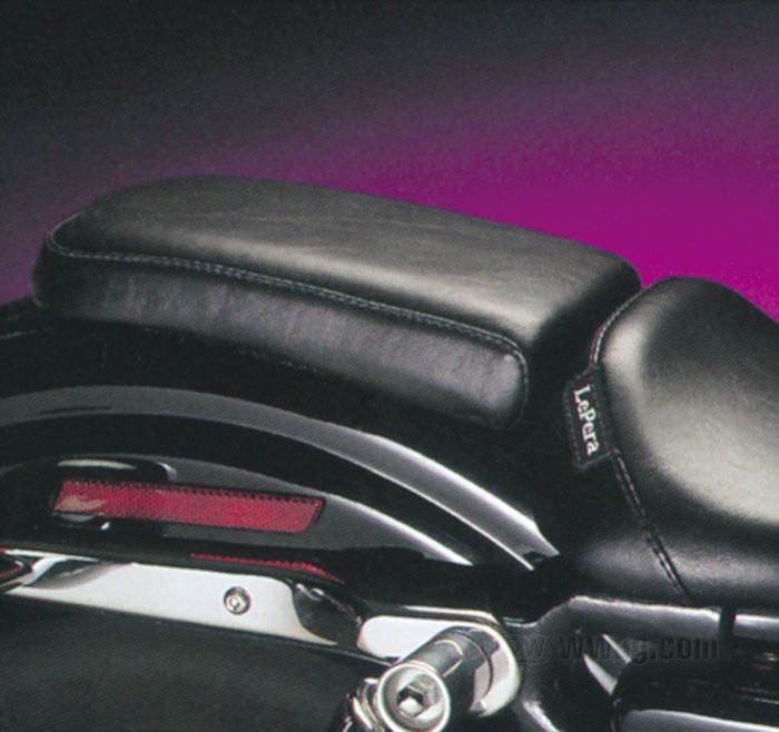 P-Pad »Silhouette Standard«; passend für Sportster 1957-1978; Kunstleder, Höhe vorne: 6 cm / Höhe hinten: 5 cm; Länge x Breite: 27 x 16 cm; USA; Bruttogewicht: 925 g