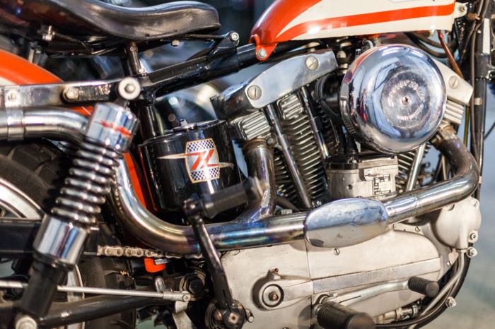 Vite regolazione di Colony; per Asta di spinta frizione; atto per modelli K e Sportster →1970; acciaio, CAD (procedimento ZnNi); filettatura: 5/16”-24; con controdado e copertura; rimpiazza OEM HD 37210-47, 38130-52, 38130-54 e 38135-50; U.S.A.; peso lordo: 40 g