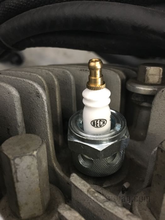 Candele »air-cooled«; atto per monocilindriche 1926-1934, Flathead 1929-1955 (eccetto modelli K) e Knucklehead; air-cooled; acciaio / ceramica; filettatura: M18 x 1.5; lunghezza filetto: 1/2 ”; chiave: 1-1/8 ”; filetto raccordo: M4; rimpiazza OEM HD 37-09C e 32302-09; peso lordo: 250 g