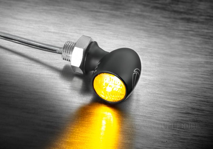 Clignotants »Atto« de Kellermann; alu billet, noir; profondeur: 14 mm; Ø 10 mm; type ampoule: LED; filetage: M5 x 0.5; 12 V; 1.5 W; position: avant et arrière; homologué E13; Allemagne; poids brut: 23 g