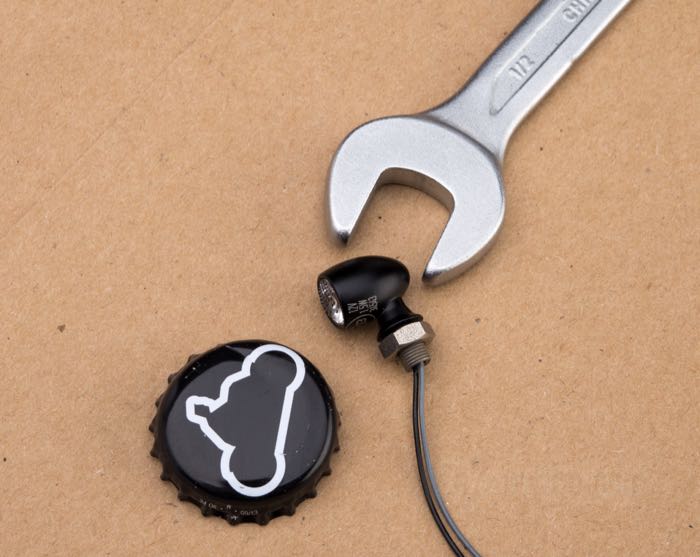 Clignotants »Atto« de Kellermann; alu billet, noir; profondeur: 14 mm; Ø 10 mm; type ampoule: LED; filetage: M5 x 0.5; 12 V; 1.5 W; position: avant et arrière; homologué E13; Allemagne; poids brut: 23 g