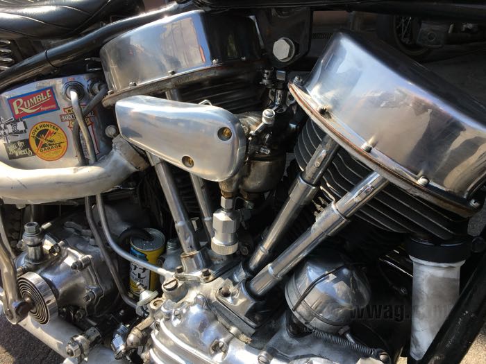 Tapa de carburador »Knucklehead«; para Carburadores Linkert y Schebler DLX; aluminio fundido, pulido; largo x alto: 140 x 70 mm; con dos tornillos de latón #12-24; peso bruto: 248 g
