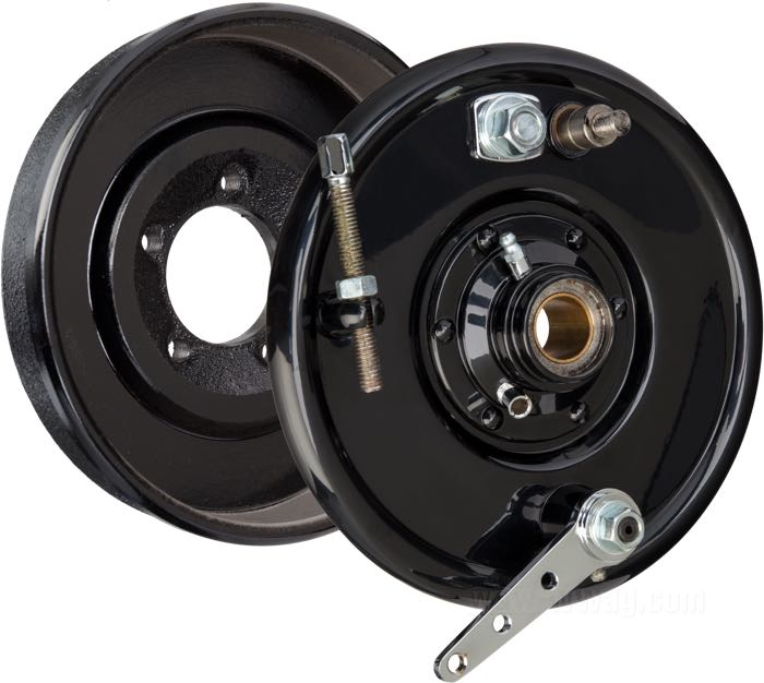 Kit freno a tamburo di Samwel Supplies; atto per Knucklehead 1936, Big Twin 1937-1948, Servi-Car 1941-1957, WLC; acciaio, nero, rivestito a polvere, leva cromata; con tamburo, portafreno, ganasce, kit guarnizioni; rimpiazza OEM HD 44113-36, 44146-41, 44402-36, 44265-36 e 44449-36; Europa; peso lordo: 4.56 kg
