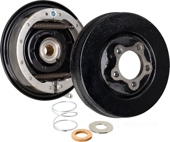 Kit freno a tamburo di Samwel Supplies; atto per Knucklehead 1936, Big Twin 1937-1948, Servi-Car 1941-1957, WLC; acciaio, nero, rivestito a polvere, leva cromata; con tamburo, portafreno, ganasce, kit guarnizioni; rimpiazza OEM HD 44113-36, 44146-41, 44402-36, 44265-36 e 44449-36; Europa; peso lordo: 4.56 kg