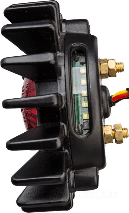 Rücklicht »Big Fin« von Motone; Aluminiumguss, schwarz, lackiert; Tiefe: 39 mm; Ø 92 mm; Glühlampen-Typ: LED; Gewinde: #10-32; 12 V; mit LED Leuchtmittel; mit Bremslicht; mit Alu-Gehäuse; mit Kennzeichenbeleuchtung; Montagefläche: plan; mit vier Muttern; E4 geprüft; Bruttogewicht: 225 g