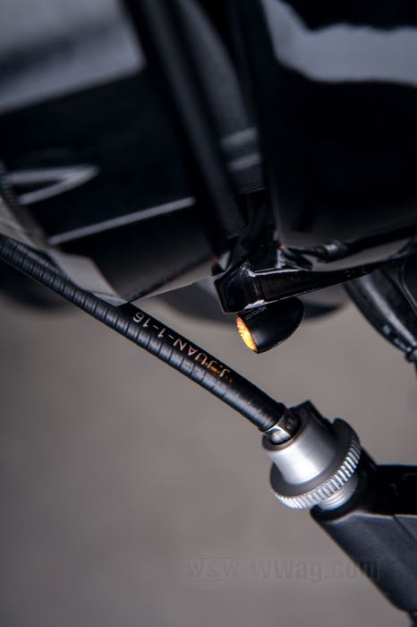 Clignotants »Atto Dark« de Kellermann; alu billet, noir; profondeur: 14 mm; Ø 10 mm; type ampoule: LED; cabochon: très foncé; filetage: M5 x 0.5; 12 V; 1.5 W; position: avant et arrière; homologué E13; Allemagne; poids brut: 22 g