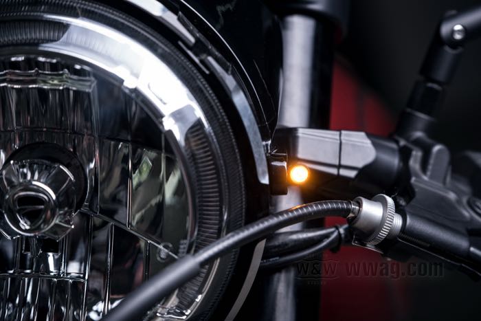 Clignotants »Atto Dark« de Kellermann; alu billet, noir; profondeur: 14 mm; Ø 10 mm; type ampoule: LED; cabochon: très foncé; filetage: M5 x 0.5; 12 V; 1.5 W; position: avant et arrière; homologué E13; Allemagne; poids brut: 22 g