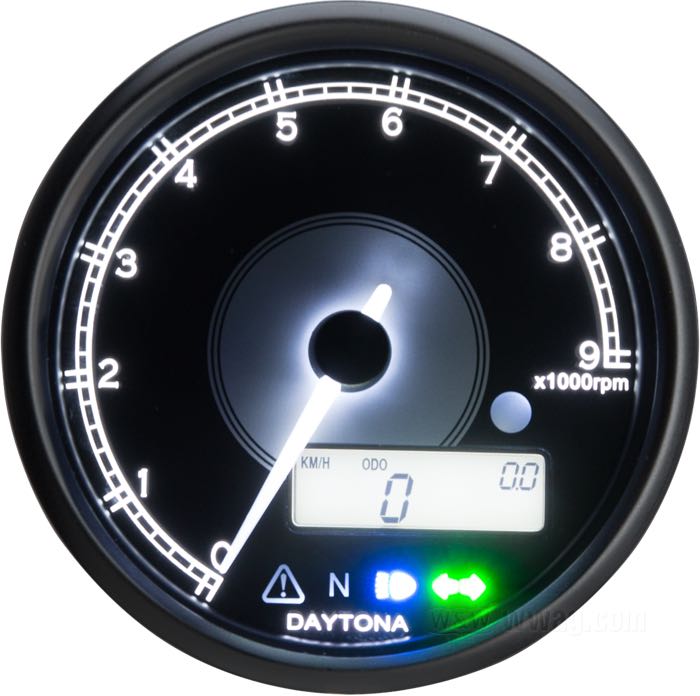 Instrument multifonctions »Velona 80« de Daytona; avec indication de tours analogique et affichage de vitesse par LCD; acier inox, noir mat; hauteur: 39.5 mm; Ø 80 mm; fond: noir; →9 (x1000) RPM; 12 V; avec support, nécessaire de montage et instructions; poids brut: 476 g