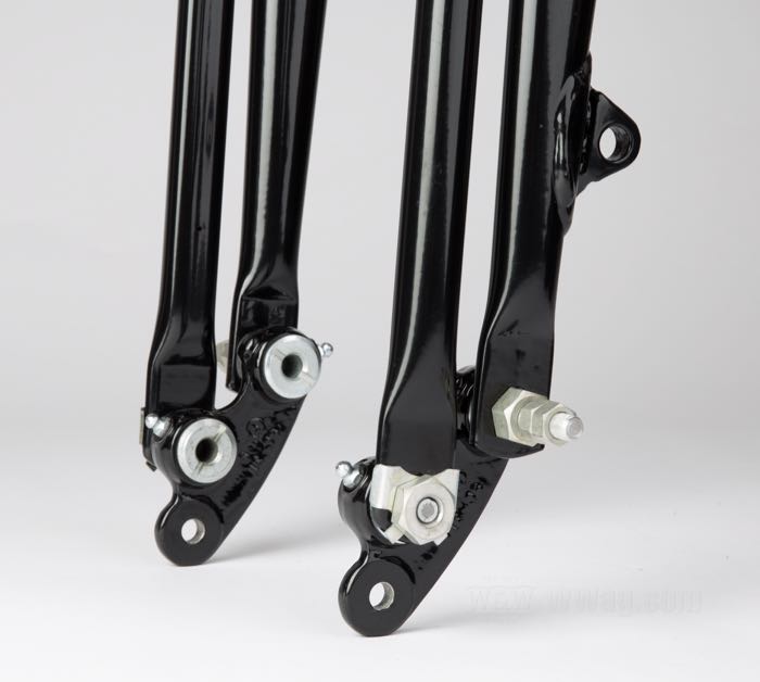 Forcella Springer »Classic Inline« di Samwel Supplies; atto per modelli 45”/750 cc solo W/WL/WLA 1940-1952; acciaio, nero, rivestito a polvere, filettatura interna di testa sterzo: 5/8”-14 UNS, filettatura esterna di testa sterzo: 7/8”-24 UNS, molle cromate; lunghezza: 48.5 cm; rake G: 0 °; sovra-/sottomisura: originale; rimpiazza OEM HD 45517-40; con documentazione del materiale; Europa; peso lordo: 14.5 kg