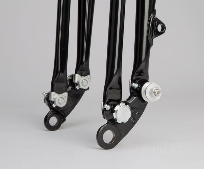 Fourche Springer  »Classic Inline« de Samwel Supplies; adaptable à Servi-car 1941-1958, WLC 1941-1943; acier, noir, filet intérieur de colonne de direction: 5/8”-14 UNS, filet extérieur de colonne de direction: 7/8”-24 UNS, ressorts chromés; longueur: 48.5 cm; rake: 0 °; rallonge/racourcissemt: originale; remplace OEM HD 45518-41; Europe; poids brut: 14.2 kg
