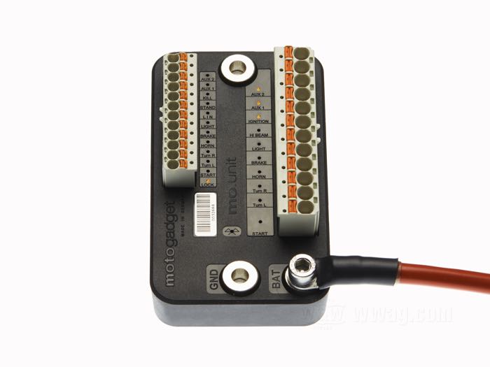 Steuermodul »mo.unit blue« von motogadget; Lochabstand: 74 mm; L x B x H: 90 x 53 x 30 mm; Nettogewicht: 180 g; 6 oder 12 V; mit 3 x M5 Edelstahlschraube, 1 x Tachosensor, Anbau- und Bedienungsanleitung; Bruttogewicht: 390 g