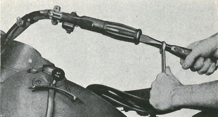 Schraubendreher von The Cyclery; für Lenkerendschraube; passend für Modelle 1922-1930 und 1937-1948, nur 61” OHV Modelle 1936; Stahl / Holz, blank, 5/8” Spitze; Länge: 250 mm; Deutschland; Bruttogewicht: 335 g