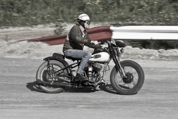 Schalldämpfer »Racer« von The GasBox; passend für 45”/750 cc Solo-Modelle 1937-1952; Stahl, blank; Länge: 79 cm; Krümmerdurchmesser: 1-1/2”; Ø Auspufftopf: 45 mm; ersetzt OEM HD 1003-46R; USA; Bruttogewicht: 1.12 kg