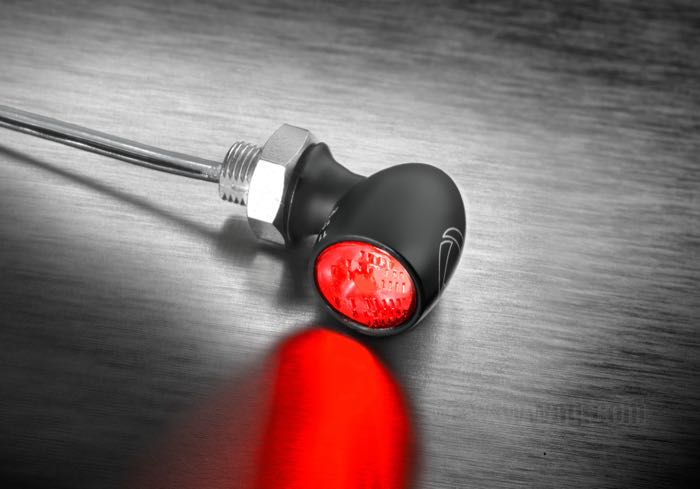 Piloto trasero »Atto RB« de Kellermann; fijación horizontal; aluminio / acero, negro; largo: 14 mm; Ø 10 mm; tipo de bombilla: LED; rosca: M5 x 0.5; 12 V; de color rojo; con luz de freno; homologado E13; Alemania; peso bruto: 30 g