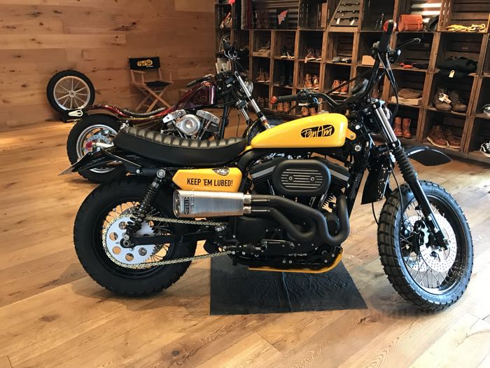 Benzintank »Trackmaster« von Easyriders; passend für Sportster 2007-2020; Aluminium, blank; Volumen: 7 l; mit Tankdeckel: 1 x entlüftet, abschließbar; erforderlicher Benzinhahn: keiner - mit Öffnung für Benzinpumpe; Bruttogewicht: 3.99 kg