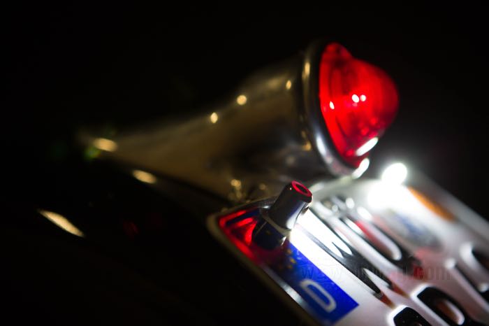 Illuminazione targa »Mini« di SpeedFire; alluminio billet / acciaio, anodizzato nero; lunghezza: 16 mm; Ø 13 mm; tipo di lampadina: LED; filettatura: M6; 12 V; omologato e4; peso lordo: 11 g