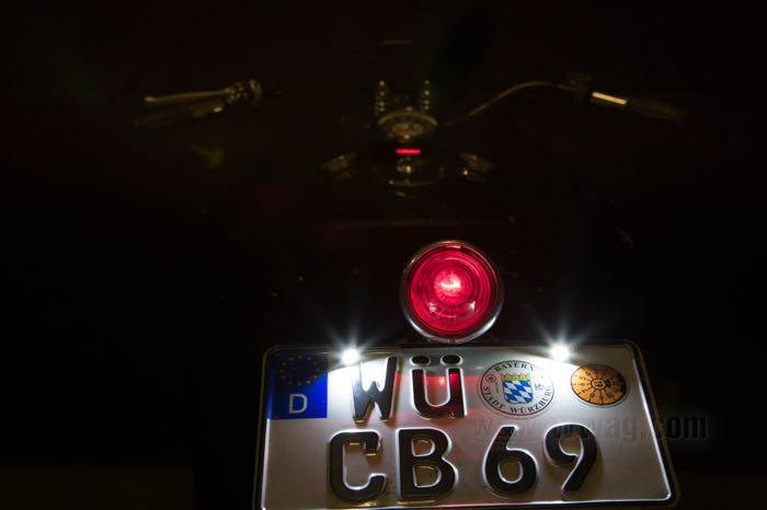Illuminazione targa »Mini« di SpeedFire; alluminio billet / acciaio, anodizzato nero; lunghezza: 16 mm; Ø 13 mm; tipo di lampadina: LED; filettatura: M6; 12 V; omologato e4; peso lordo: 11 g