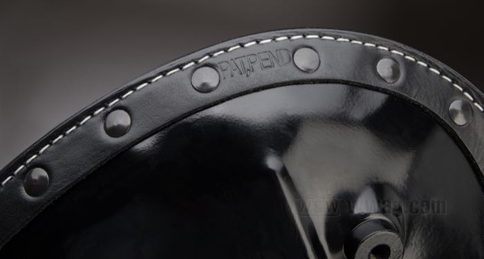 Solositz »1934-1939 Style« von The Cyclery; Rindleder, schwarz; Länge x Breite: 410 x 430 mm; Abstand Federn bzw. Montagebolzen: 274 mm; Montagebolzengewinde: 5/16”-24; ersetzt OEM HD 52004-25; Europa; Bruttogewicht: 2 kg