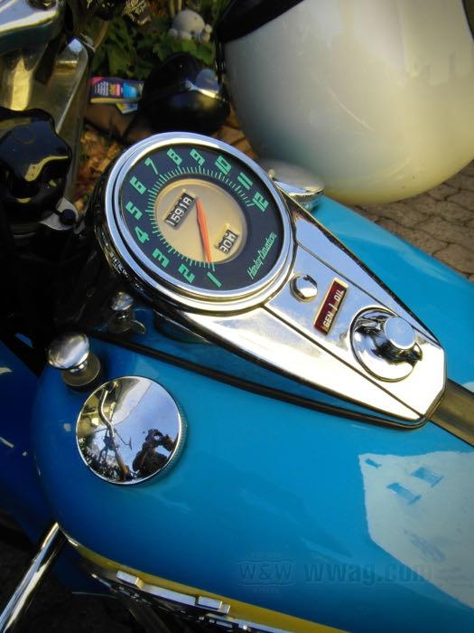 Dash cover »Two-Light«; fits all Twins 1947-1961; steel, chrome-plated; replaces OEM HD 71271-47; gross weight: 650 g