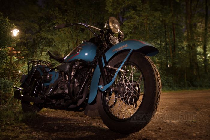 Manubrio »Speedster Hollywood« di Samwel Supplies; per Inline Springer fork; atto per Big Twin 1936-1945, 45”/750cc 1941-1957; acciaio, nero, rivestito a polvere; filettatura: 57/64”-24; peso lordo: 2.6 kg