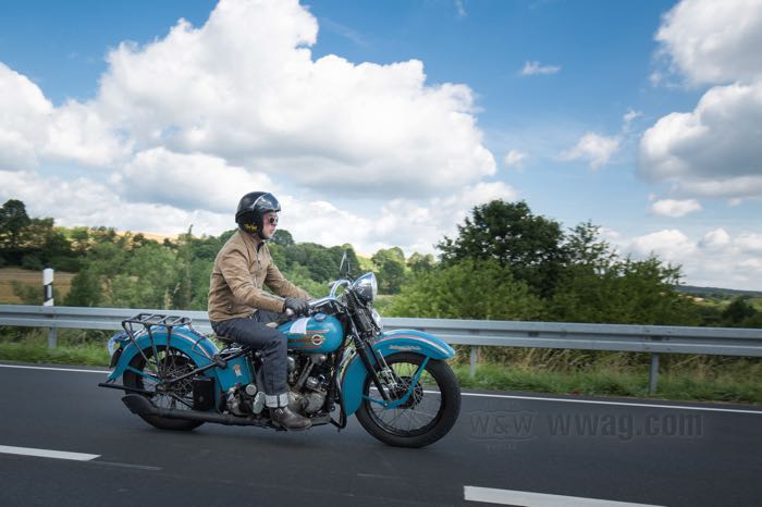 Manubrio »Speedster Hollywood« di Samwel Supplies; per Inline Springer fork; atto per Big Twin 1936-1945, 45”/750cc 1941-1957; acciaio, nero, rivestito a polvere; filettatura: 57/64”-24; peso lordo: 2.6 kg