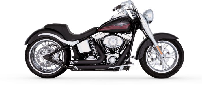 Scarico 2 in 2 »Shortshots Staggered« di Vance & Hines; atto per Softail 1986-2011; acciaio, nero, rivestito ceramica; diam. di collettori: 1-3/4”; Ø marmita: 2-1/8 ”; con inserti silenziatori e minuteria di fissaggio; senza marchio omologazione; U.S.A.; peso lordo: 8.8 kg