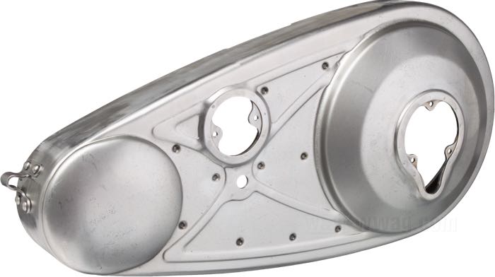 Cache primaire extérieur de The Cyclery; adaptable à modèles V 1936; tôle d'acier, naturel; Hauteur extérieure de la cloche du pignon moteur (A): 73 mm; Hauteur intérieure de la cloche de l'embrayage (B): 100 mm; Hauteur extérieure de la cloche de l'embrayage (C): 102 mm; avec deux caches d'inspection; remplace OEM HD 3801-34; poids brut: 2.06 kg