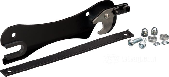 Mounting bracket »Quicklock« by Lejonkulan; fits Softail 2018→; mounting hole distance on fender: 176 mm; billet aluminum, black anodized, right; Sweden; gross weight: 448 g