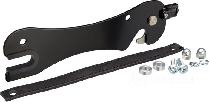 Mounting bracket »Quicklock« by Lejonkulan; fits Softail 2018→; mounting hole distance on fender: 176 mm; billet aluminum, black anodized, left; Sweden; gross weight: 450 g