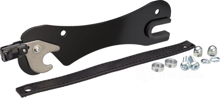 Mounting bracket »Quicklock« by Lejonkulan; fits Softail 2018→; mounting hole distance on fender: 176 mm; billet aluminum, black anodized, left; Sweden; gross weight: 450 g