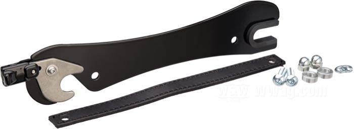 Mounting bracket »Quicklock« by Lejonkulan; fits Softail Breakout and Fat Boy 2018→; mounting hole distance on fender: 234 mm; billet aluminum, black anodized, left; Sweden; gross weight: 498 g