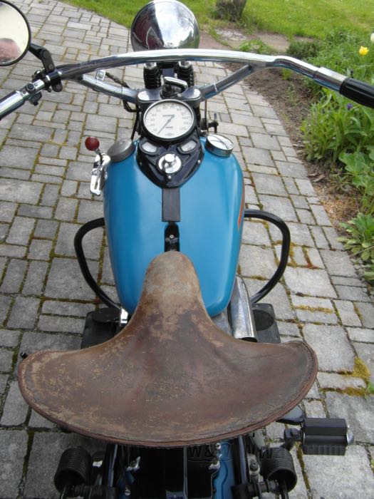 Selle mono »1934-1939 Style« de The Cyclery; vachette, marron; longueur x largeur: 410 x 430 mm; distance des ressorts ou goujons de montage: 274 mm; filet des boulons de montage: 5/16”-24; remplace OEM HD 52004-25; Europe; poids brut: 2.01 kg