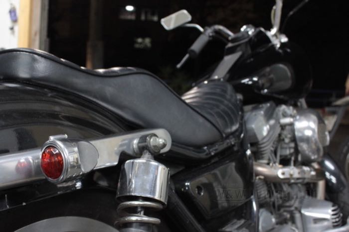 Luce di posizione »Flat Side Bullet« di Fork; alluminio fuso / vetro, lucidato; Gemma: rosso; filettatura: M8; 12 V; 20 W; basetta: BA15s; Giappone; peso lordo: 372 g
