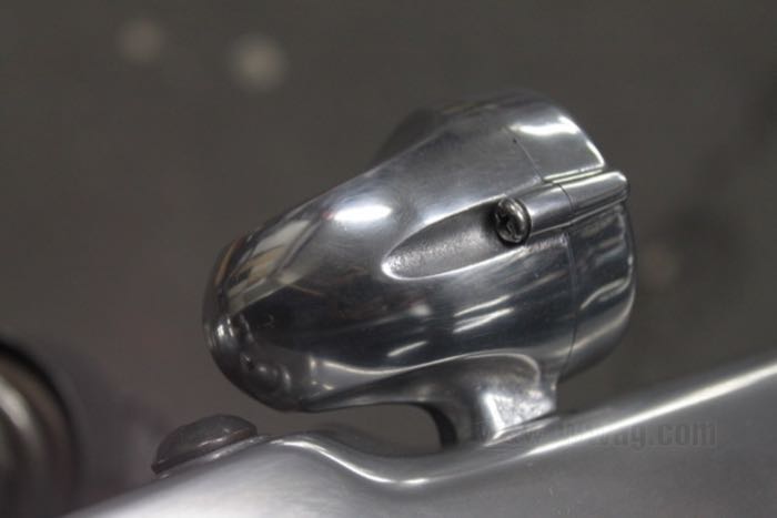 Luce di posizione »Flat Side Bullet« di Fork; alluminio fuso / vetro, lucidato; Gemma: rosso; filettatura: M8; 12 V; 20 W; basetta: BA15s; Giappone; peso lordo: 372 g