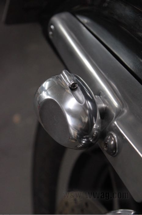 Luce di posizione »Flat Side Bullet« di Fork; alluminio fuso / vetro, lucidato; Gemma: rosso; filettatura: M8; 12 V; 20 W; basetta: BA15s; Giappone; peso lordo: 372 g