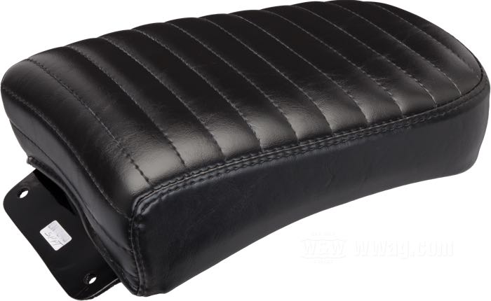 Cuscino passeggero »Sanora Pleated« di Le Pera; atto per FL(H) 1965-1984, FX 1971-1986; similpelle, nero, altezza anteriore: 9 cm / altezza posteriore: 6 cm; lunghezza x larghezza: 30 x 19 cm; U.S.A.; peso lordo: 1.36 kg