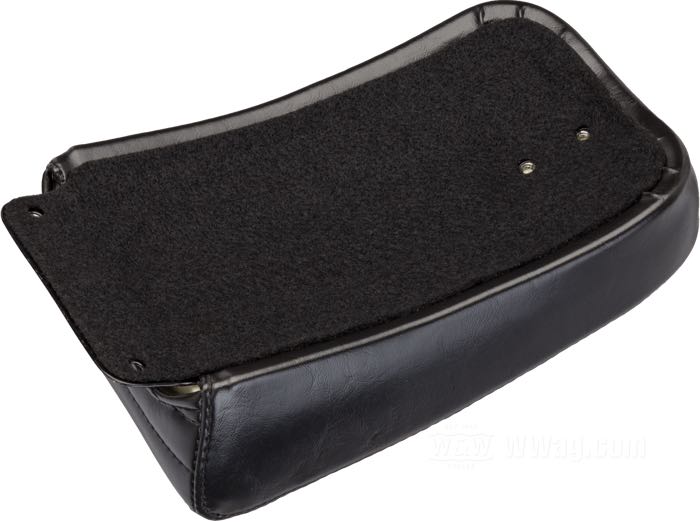 Cuscino passeggero »Sanora Pleated« di Le Pera; atto per FL(H) 1965-1984, FX 1971-1986; similpelle, nero, altezza anteriore: 9 cm / altezza posteriore: 6 cm; lunghezza x larghezza: 30 x 19 cm; U.S.A.; peso lordo: 1.36 kg