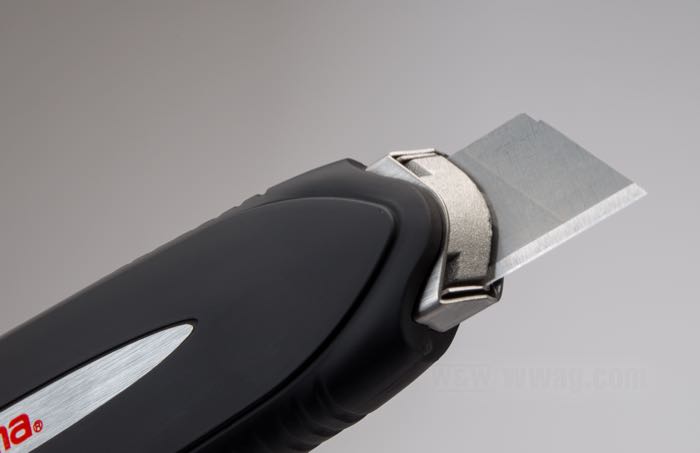 Cutter »Magazine« by Tajima; elastomer, black, blade width: 18 mm; with 4 blades; Japan; gross weight: 164 g