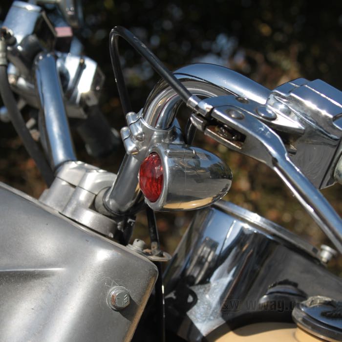 Luz de posición »Bullet« de Fork; aluminio fundido / cristal, pulido; lente: rojo; rosca: M8; 12 V; 20 W; casquillo: BA15s; Japón; peso bruto: 332 g