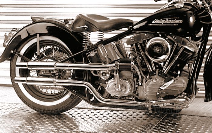 Tubos de escape 2-2 »Side-By-Side« de Paughco; apropiado para Shovelhead con chasis rígido y freno mecánico trasero; acero, cromado; diam. de tubos de escape: 1-3/4”; de 3 piezas; EE. UU.; peso bruto: 2.9 kg