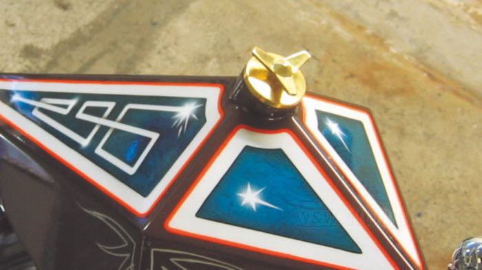 Tankdeckel »Spinner Style« von Kustom Tech; Stahl / Messing, poliert, Messing Deckel; Innen-Ø: 3.8 cm; Flansch-Außen-Ø: 44.5 mm; mit Entlüftung; Bruttogewicht: 430 g