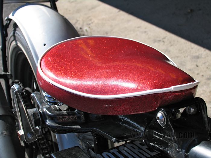 Monosella »Metal Flake« di Le Pera; vinile, rosso, liscio; lunghezza x larghezza: 320 x 240 mm; colore di bordo: bianco; distanza delle molle o perni di fissaggio: 160 mm; U.S.A.; peso lordo: 1.7 kg