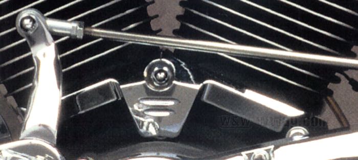 Abdeckung von Kuryakyn; für Zylinderfuß/timing hole; passend für Evolution Big Twin 1984-1999 (außer FXR ohne Vorverlegte); Aluminiumguss, verchromt; mit Halteschraube und Montageanleitung; Bruttogewicht: 260 g